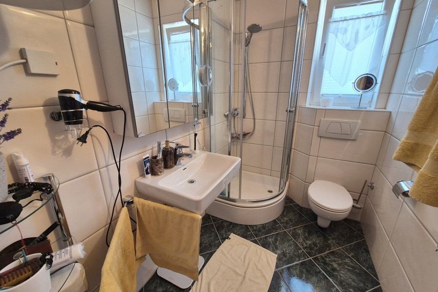 Kúpeľňa so sprchou a WC