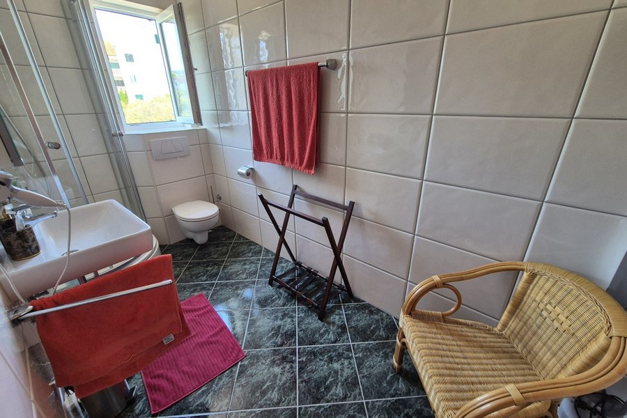 Druhá kúpeľňa s oknom a WC