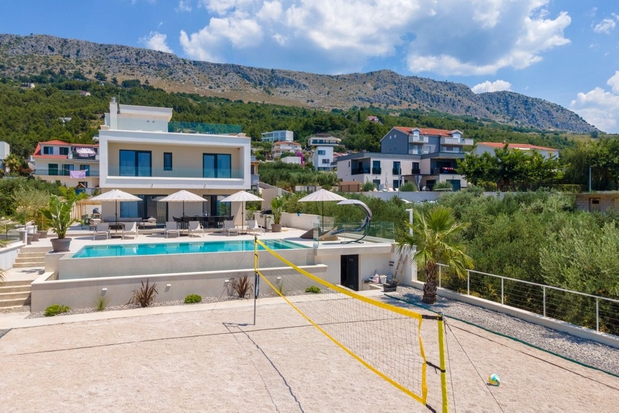 Vila s bazénom v pozadí hôr