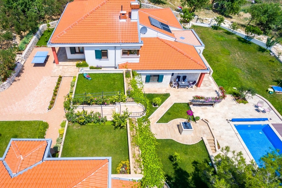Pohľad zhora na hlavný dom a záhradu