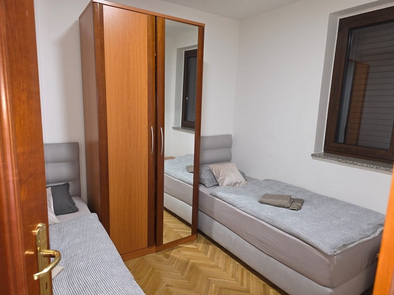 Spálňa s dvomi jednolôžkami a šatníkovou skriňou