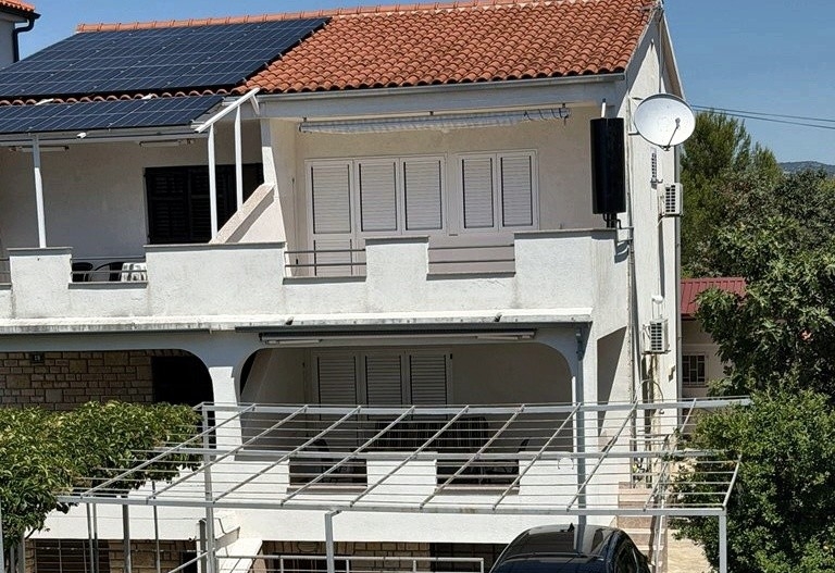 Fasáda domu s krytými terasami