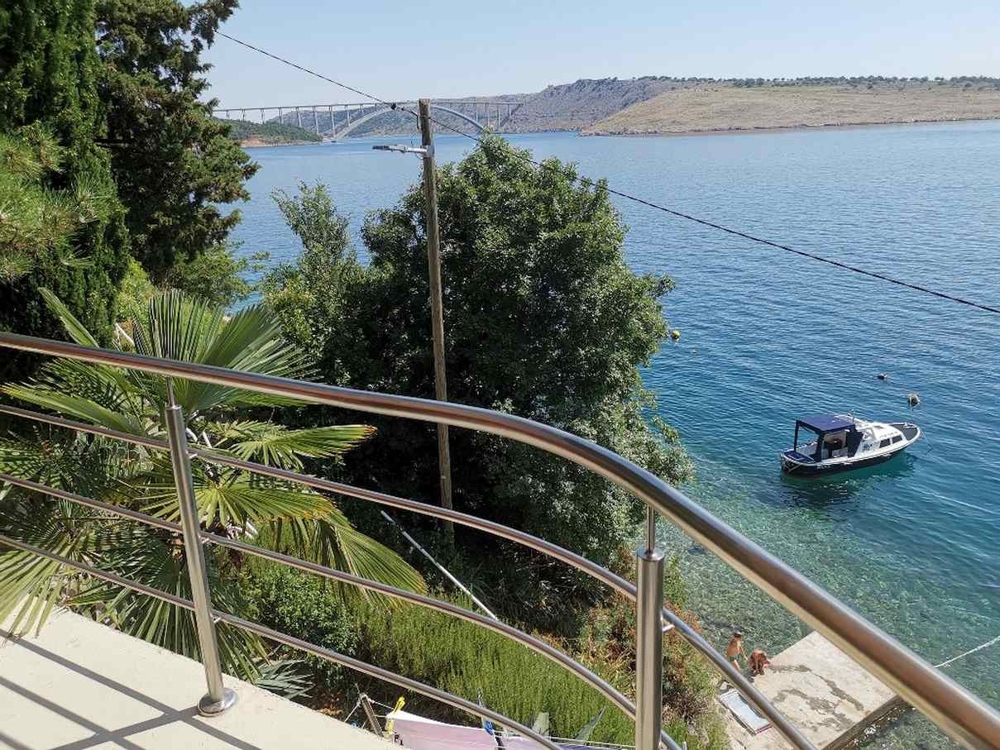 Výhľad z balkóna na more a most Krk