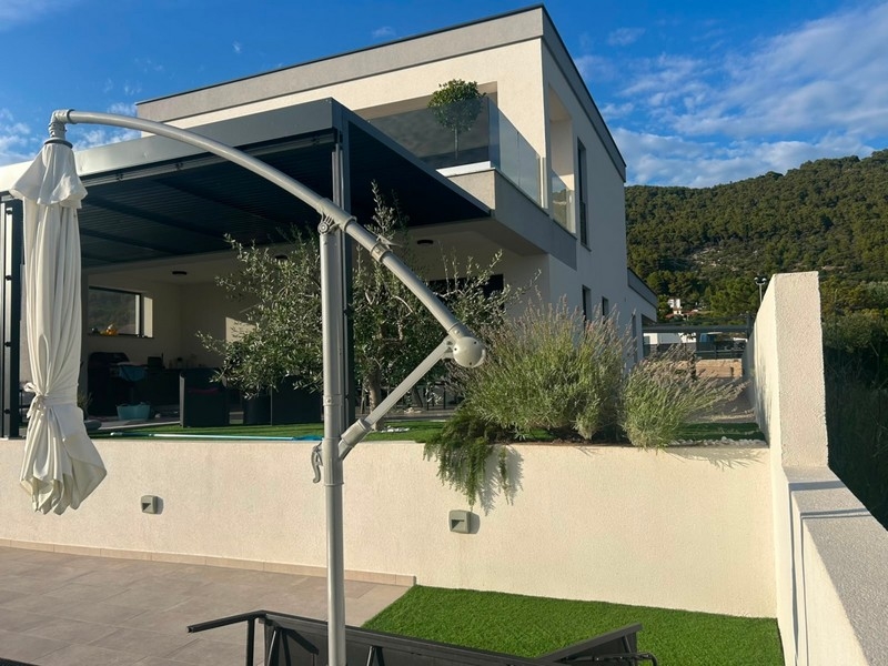 Krytá terasa so slnečníkom na novom dome na Rabe