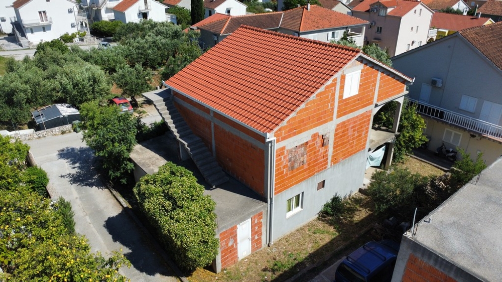 Hrubá konštrukcia s novou škridlovou strechou a vonkajšími schodmi v Chorvátsku