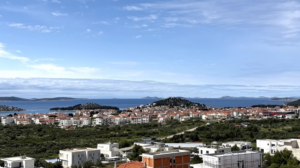 Pohľad cez Vodice na pobrežné ostrovy