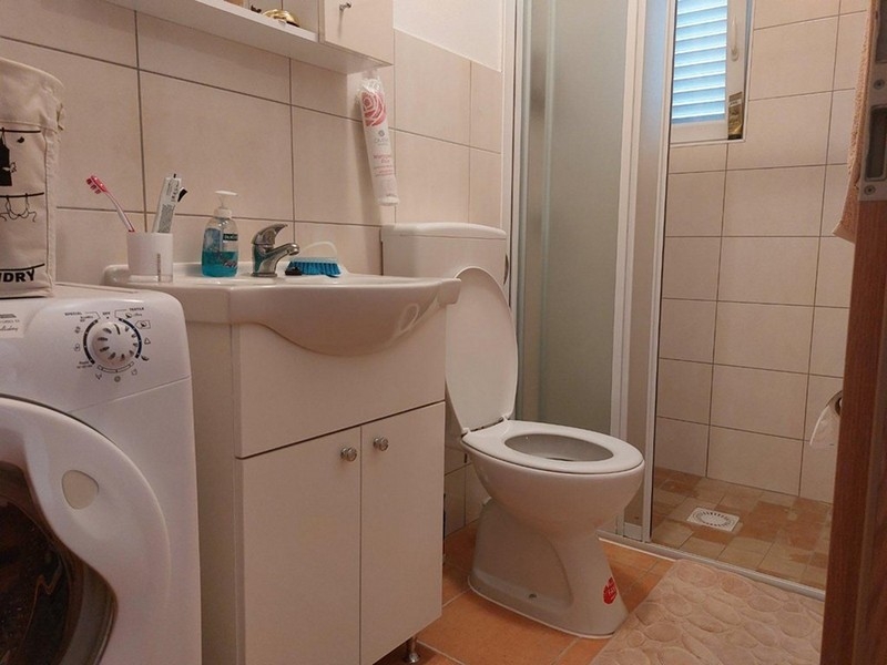 Kúpeľňa so sprchovacím kútom