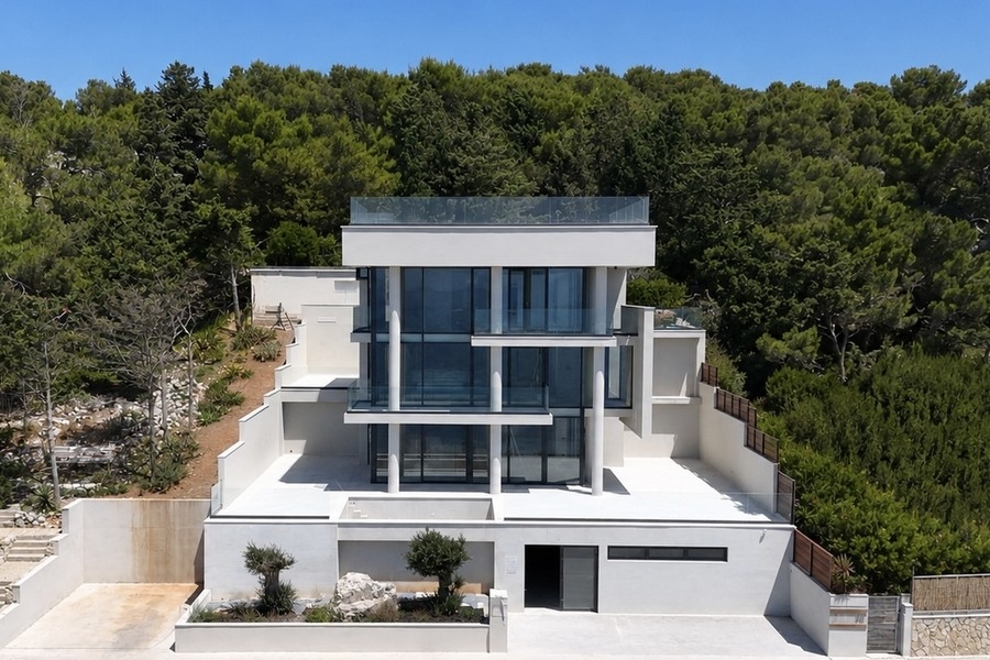 Vonkajší pohľad na novú vilu s prístupom na Hvar