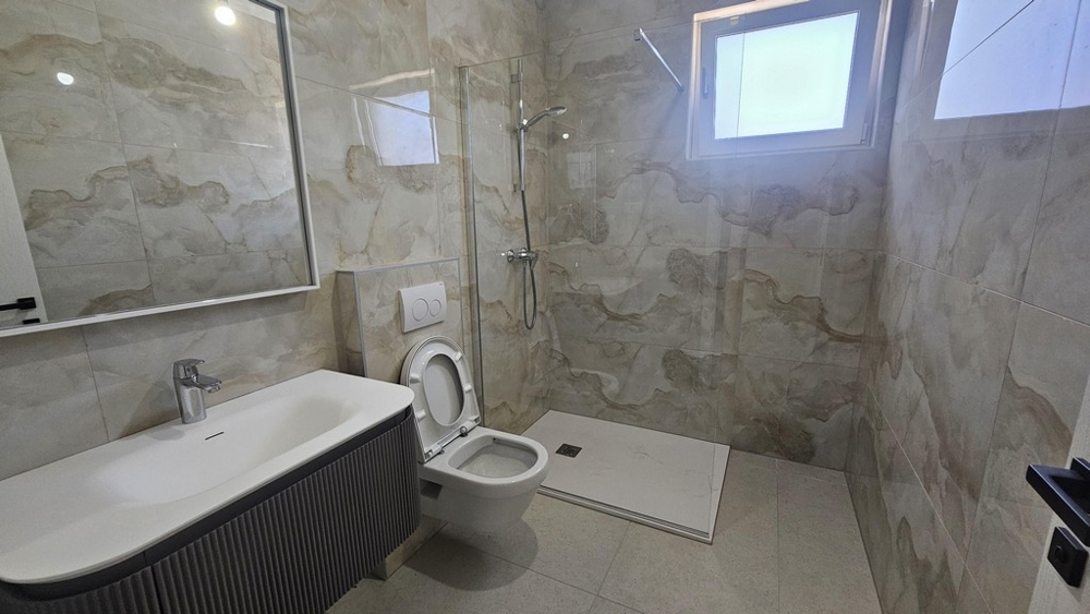 Kúpeľňa so sprchovacím kútom a vaňou