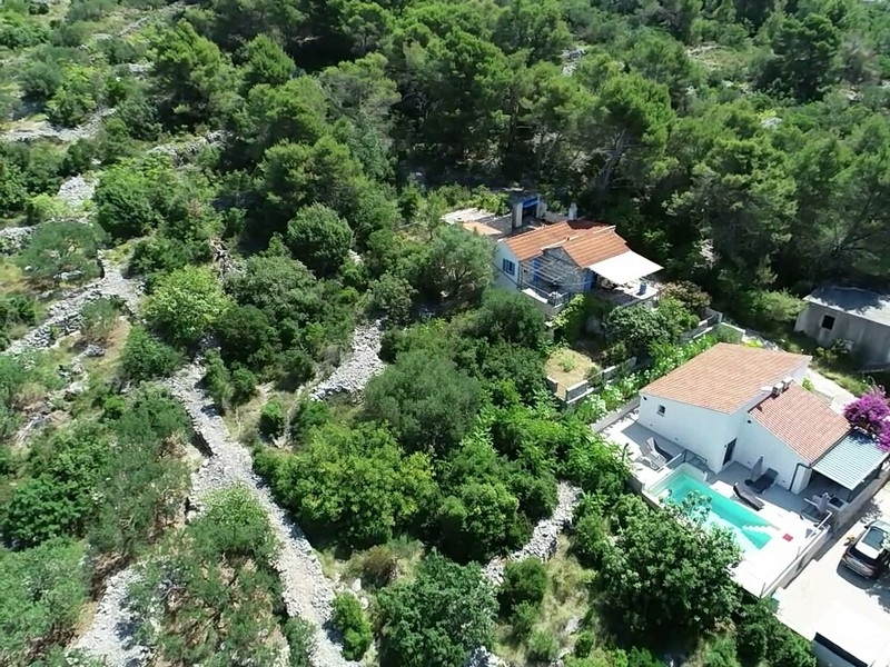 Letecký pohľad na dom v zeleni v blízkosti mora
