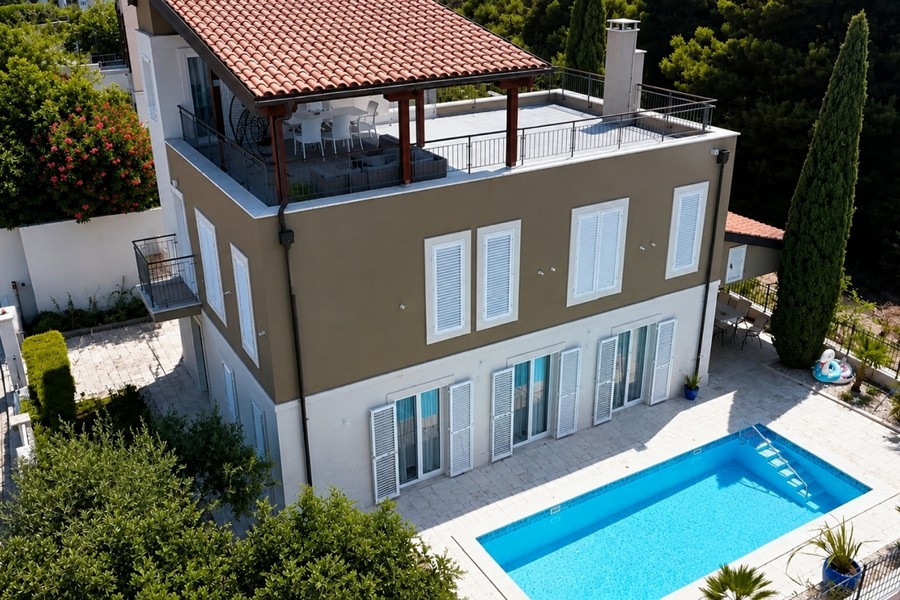 Letecký pohľad na vilu s bazénom a strešnou terasou na ostrove Brač