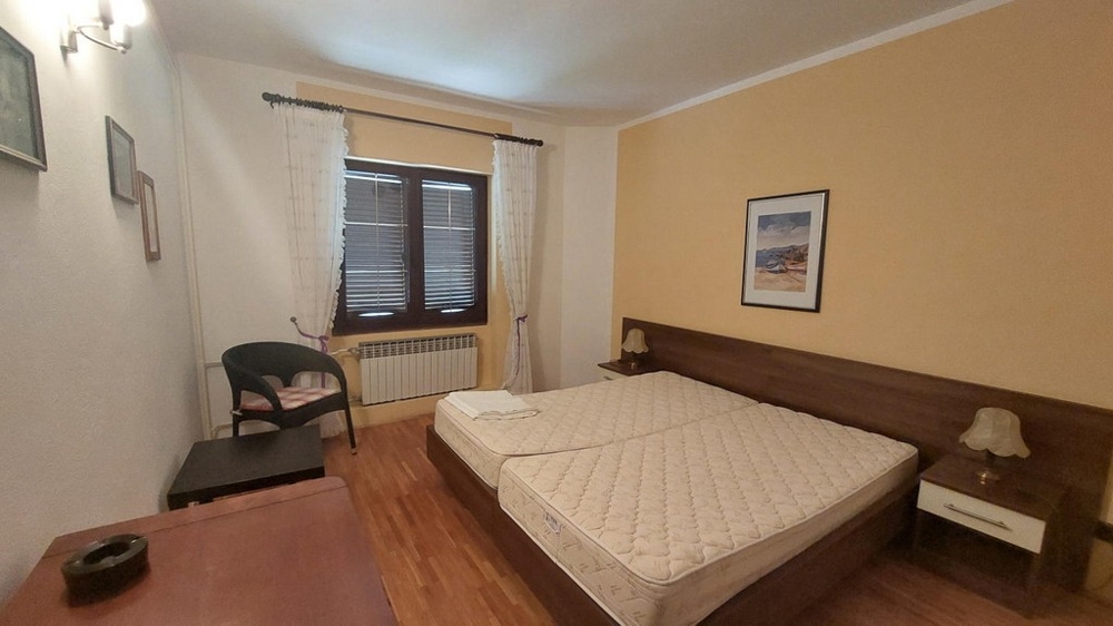 Svetlá spálňa s manželskou posteľou a posedením, Dom Novalja, H4086