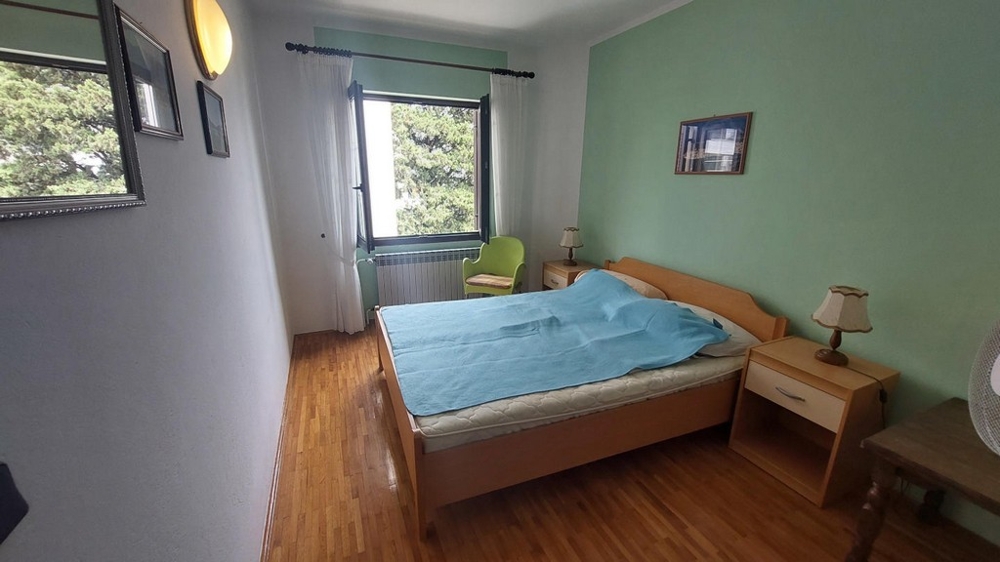 Spálňa s výhľadom do zelene, dom v Novalji, H4086