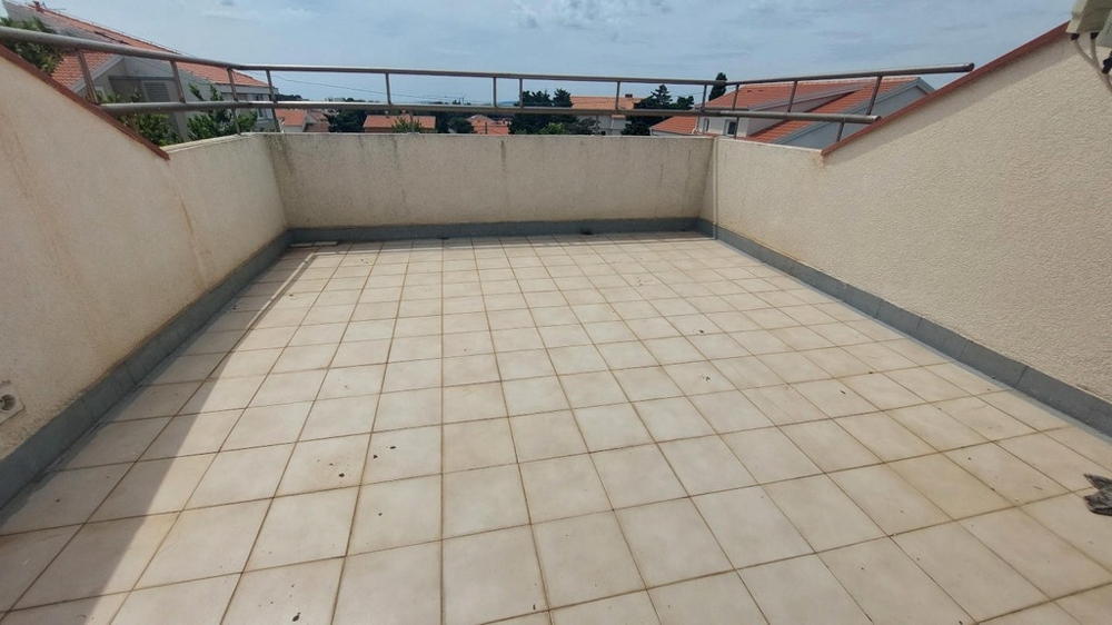 Veľká strešná terasa s výhľadom na Novalju, dom H4086