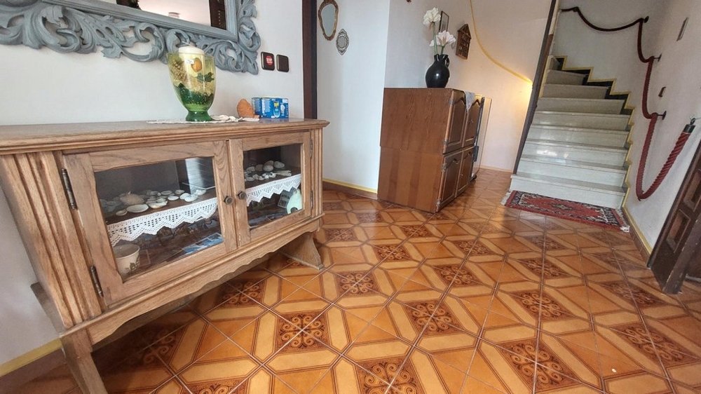 Vstupná časť so schodmi do horného poschodia, Dom Novalja, H4086