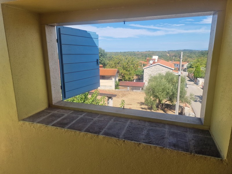 Výhľad z okna na mesto a okolie