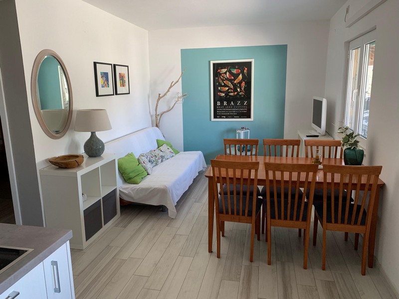 Obytná časť s jedálenským kútom v jednom z apartmánov, dom H4090 Povlja