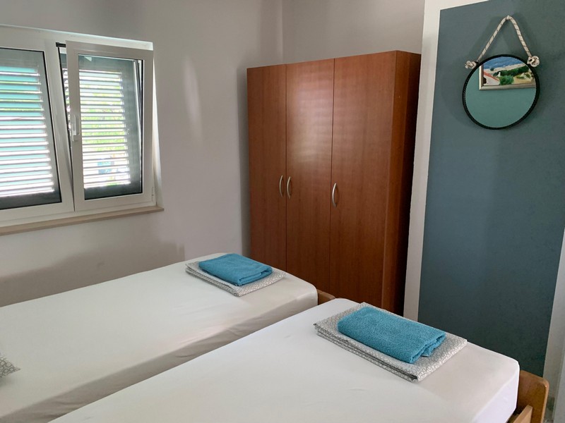Spálňa v jednom zo šiestich apartmánov, dom H4090 na ostrove Brač
