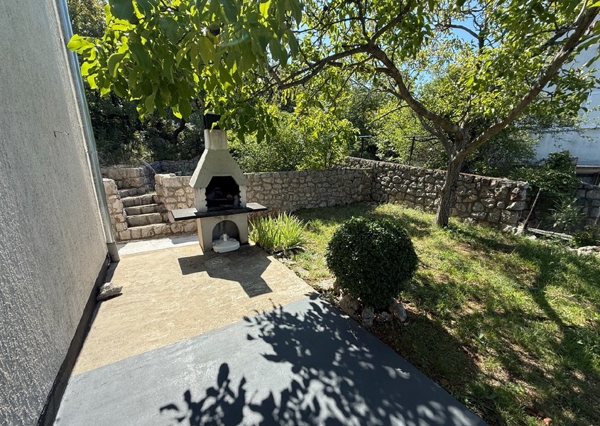Udržiavaná záhrada s grilom, dom Klenovica H4091