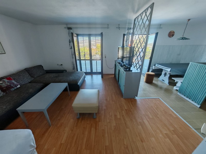 Obývacia izba s výstupom na terasu, dom Klenovica H4091