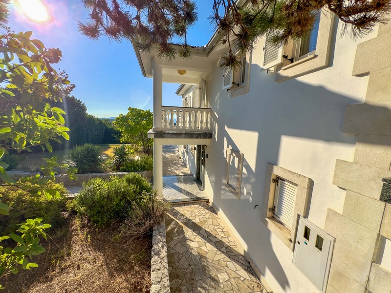 Bočný pohľad na vilu s balkónom na ostrove Krk