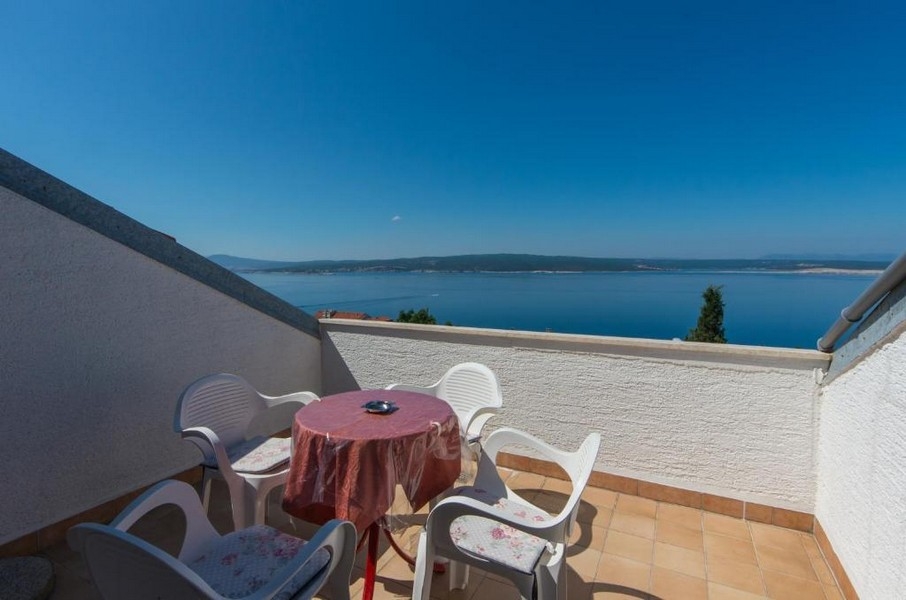 Terasa s výhľadom na more v apartmánovom dome v Crikvenici