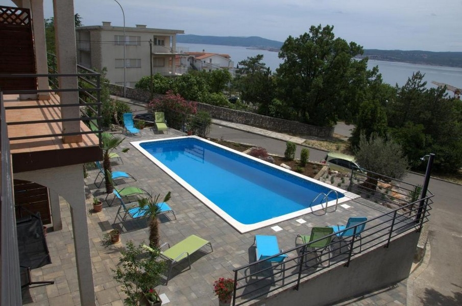 Bazén v záhrade apartmánového domu v Crikvenici