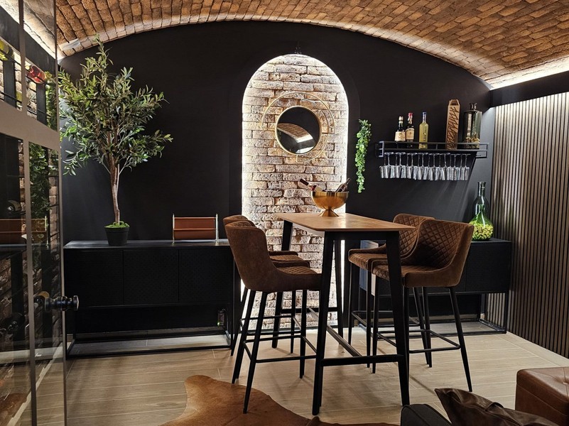 Bar s stojanom na víno v suteréne vily