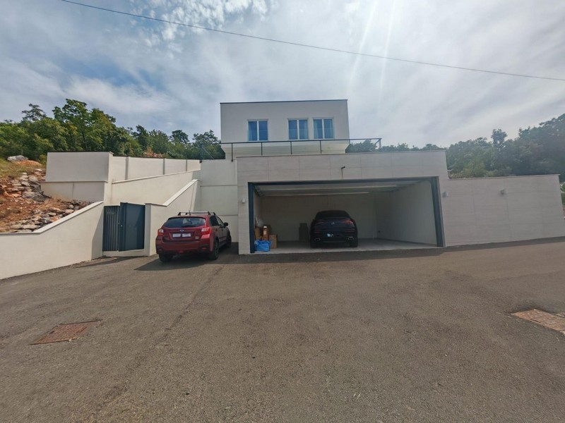 Vonkajší pohľad na vilu s veľkou garážou