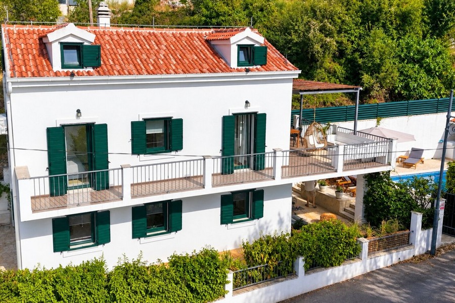 Samostatne stojaci dom s balkónom a okenicami v Podstrane