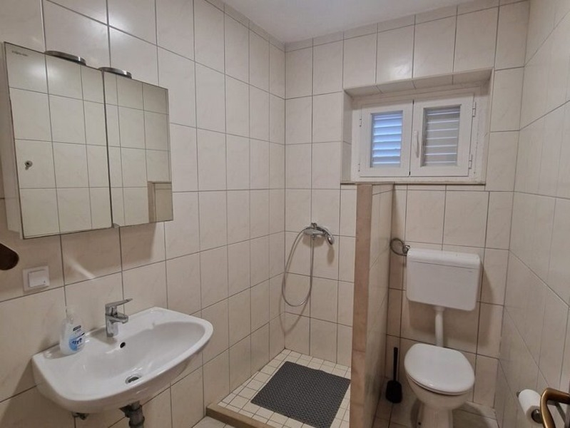 Kúpeľňa so sprchovacím kútom