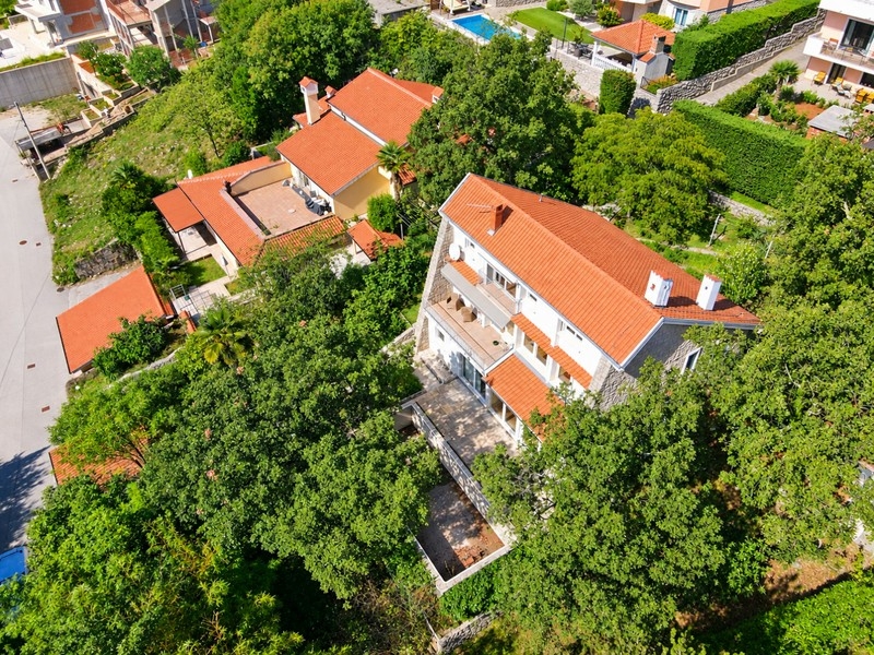 Letecký pohľad na dom so záhradou a okolím