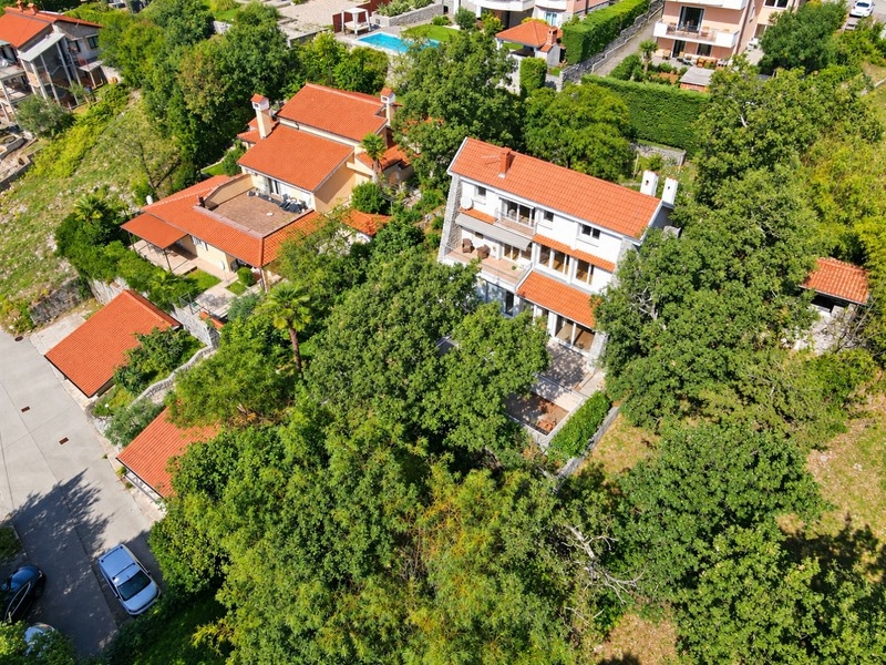 Letecký pohľad na dom a pozemok