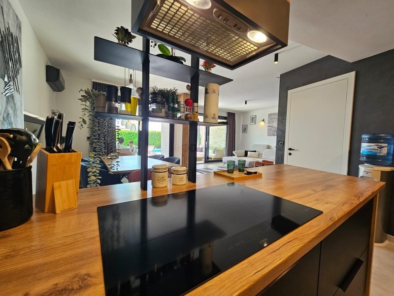 Varná doska a pracovná plocha v kuchyni