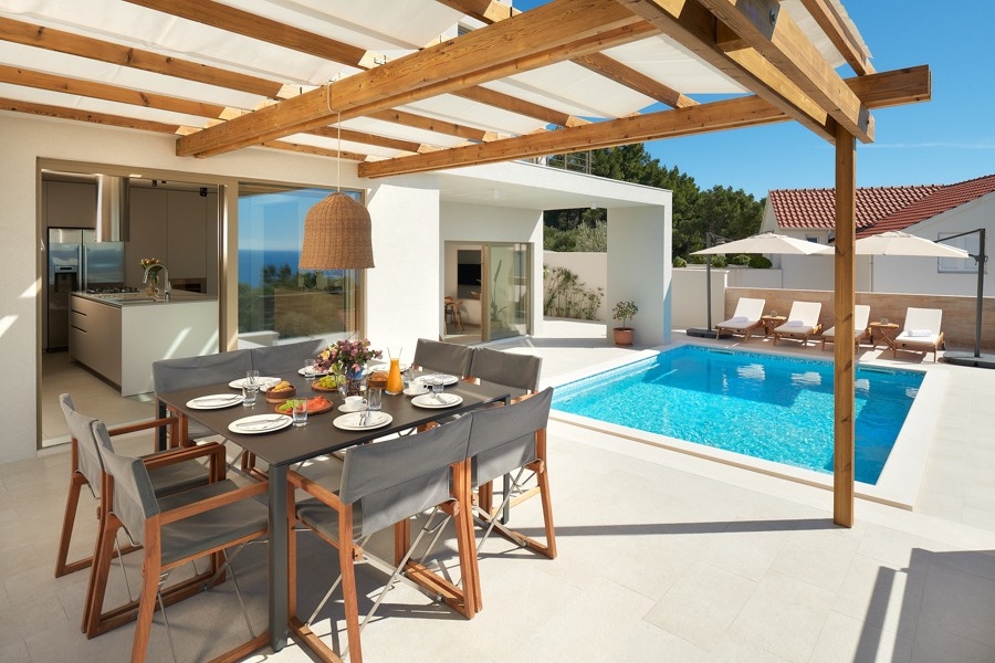 Pergola s jedálenským stolom a letnou kuchyňou