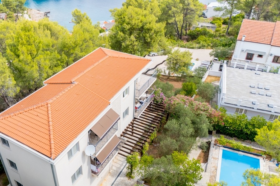 Vila s bazénom zhora