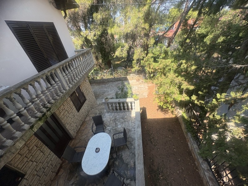 Pohľad z balkóna do dvora