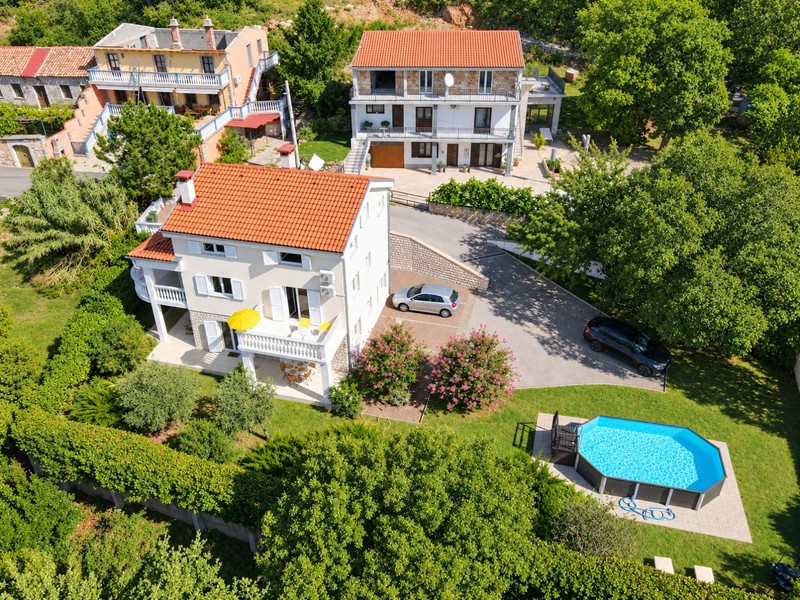 Dom s bazénom a záhradou zo vzduchu