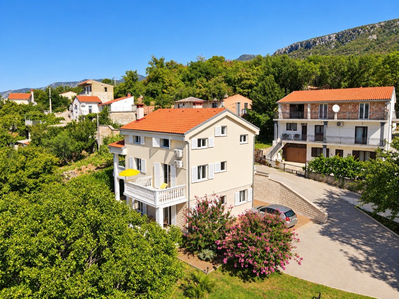 Dom s balkónmi v tichej vilovej štvrti