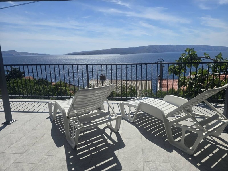 Dom s výhľadom na more a veľkou terasou v meste Senj