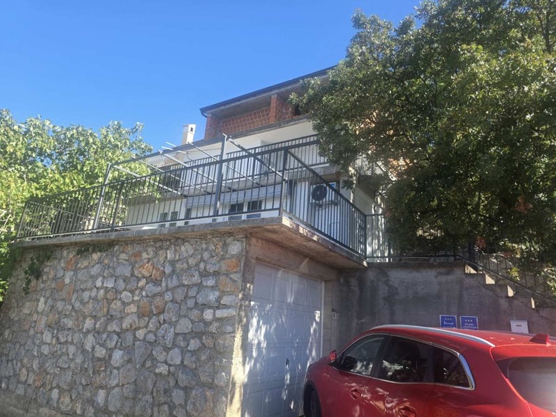 Vonkajší pohľad s garážou
