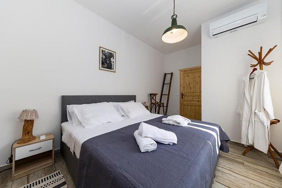 Spálňa s manželskou posteľou a klimatizáciou