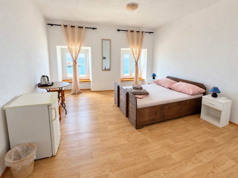 Svetlá spálňa s drevenou podlahou