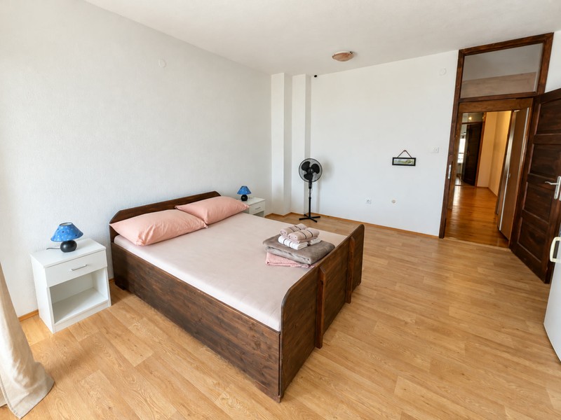Spálňa s manželskou posteľou a ventilátorom