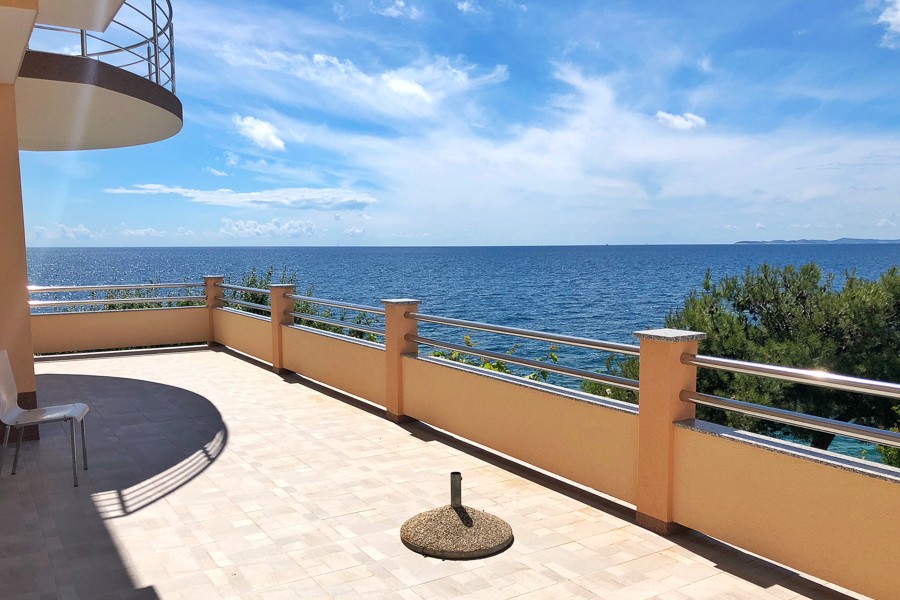 Veľká terasa s výhľadom na more