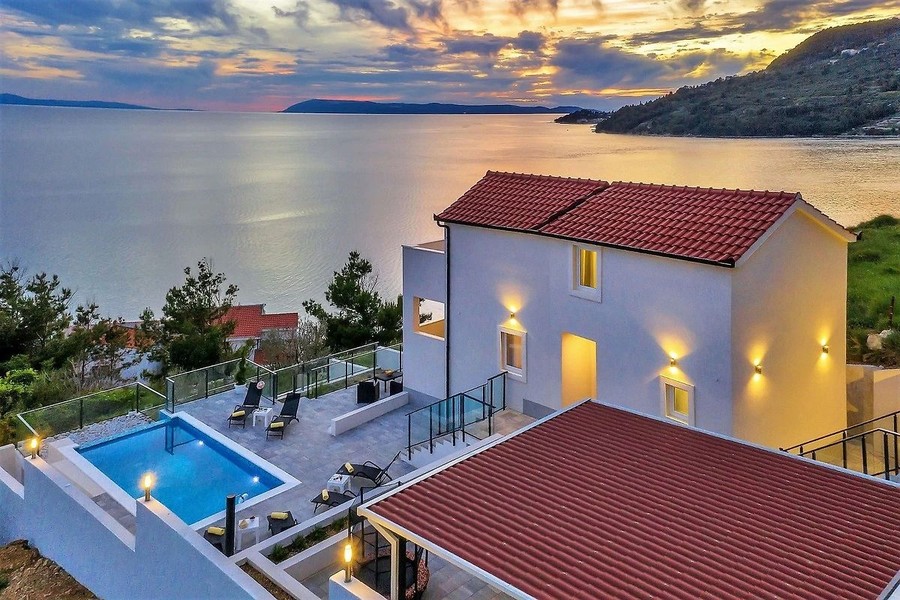 Vila s bazénom na svahu nad morom