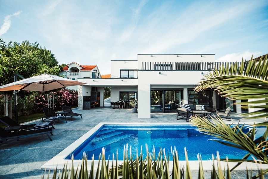 Vila s bazénom a palmami