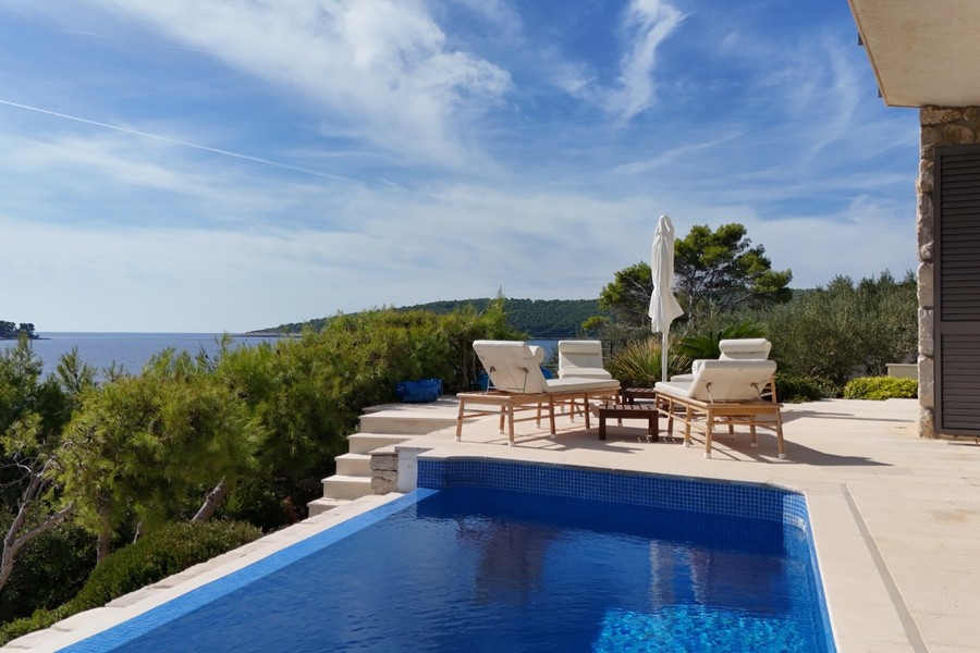 Vila pri mori s bazénom na ostrove Korcula