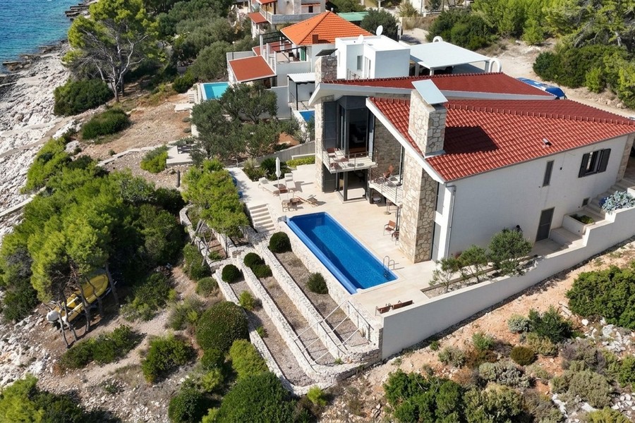 Vila s bazénom na svahu nad morom