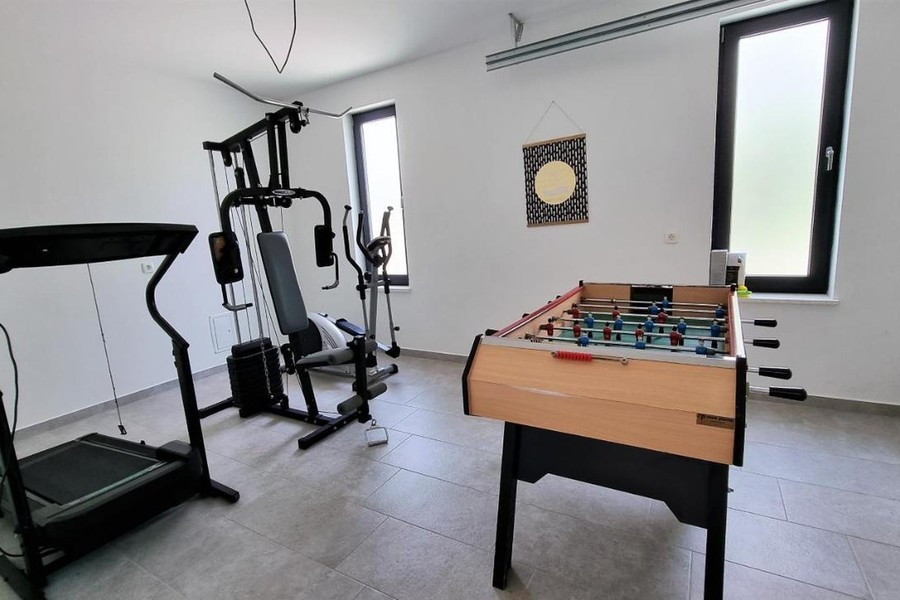 Miestnosť s fitness prístrojmi a stolným futbalom
